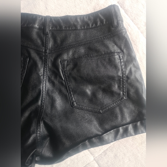 Divided faux leather shorts. Size 10 - Picture 6 of 11